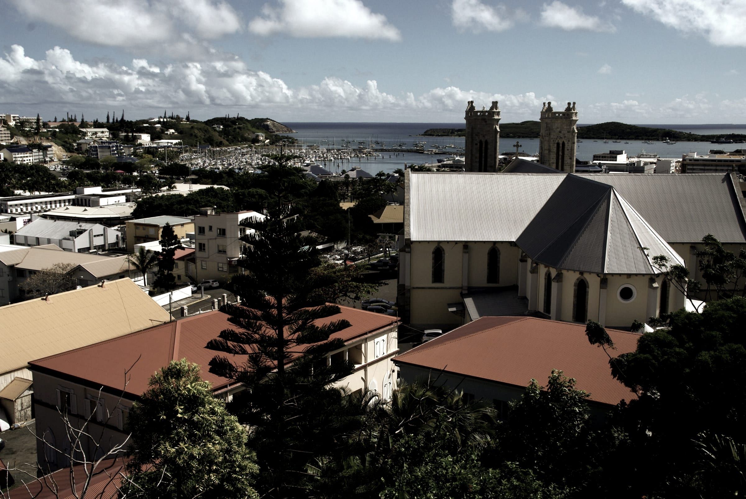 Vue sur Nouméa, la cathédrale et la baie
